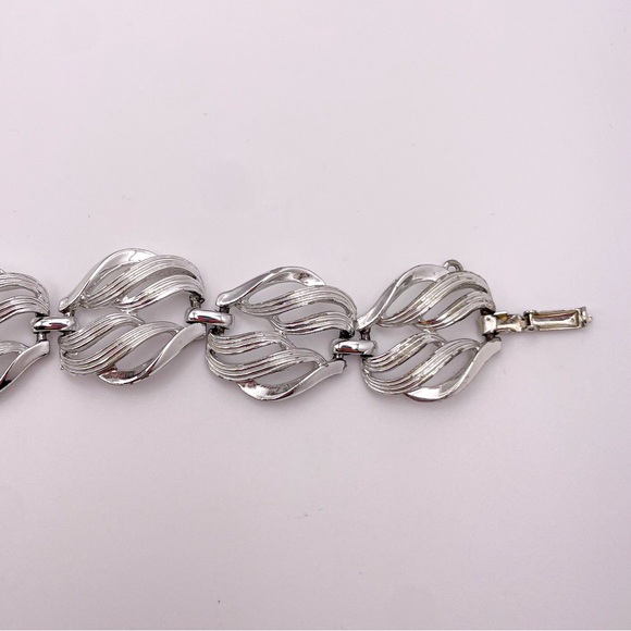 Vintage 1960’s Coro Signed Silver Tone Leaf Cutout Wide Link Bracelet - Picture 3 of 12